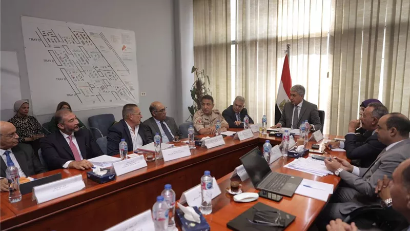 وزير السياحة يناقش مستجدات تشغيل خدمات المتحف الكبير