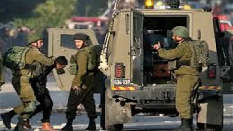قوات الاحتلال تعتقل 35 فلسطينيا على الأقل من الضفة الغربية