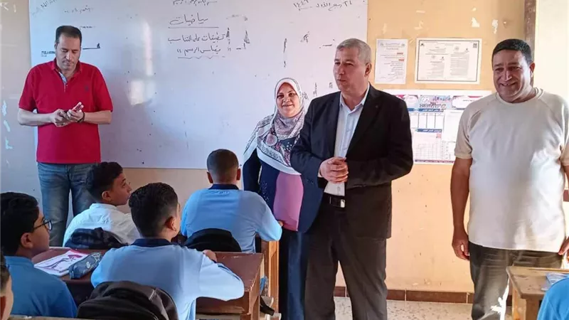 مدير تعليم دميـاط يفاجئ مدارس فارسكور ويشيد بإنتظام الدراسة