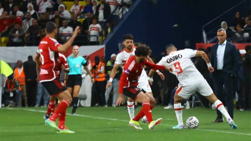 الكشف عن كرة السوبر الإفريقي بين الأهلي والزمالك - شاهد