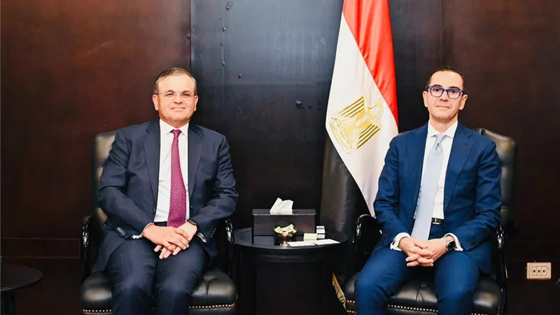 وزير الاستثمار يلتقي وفد بنك ستاندرد تشارترد العالمي