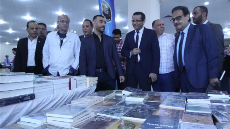 البلشي وفريد زهران يتفقدان أجنحة دور النشر بمعرض نقابة الصحفيين
