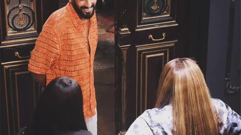 محمد سامى يشوق جمهوره بصوره من كواليس 
