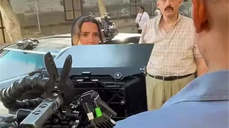 محمد محمود عبدالعزيز يداعب متابعيه بفيديو من كواليس 