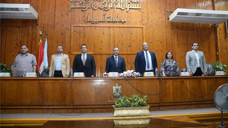 محافظ أسيوط يشهد ختام برنامج تدريبي للعمالة غير المنتظمة بمنظومة النظافة