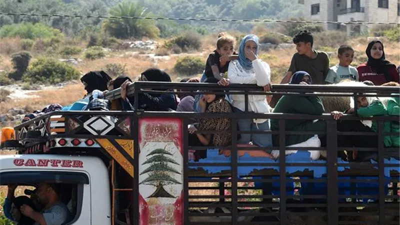 اللبنانيون يفرون من الجنوب تحت نيران الاحتلال