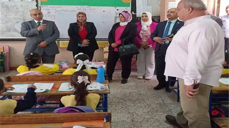 نائب الوزير في جولة تفقدية لإدارة لمدارس العمرانية بالجيزة