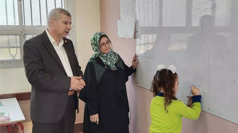 مدير تعليم دمياط يفاجئ مدارس المحافظة ويشيد بمستواها التعليمي