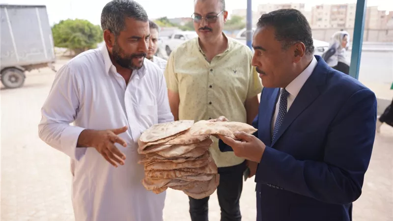جولة مفاجئة لمحافظ مطوح لمجمع المخابز الآلى بحى الشروق