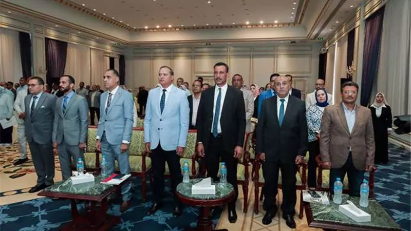 محافظ قنا يكرّم 