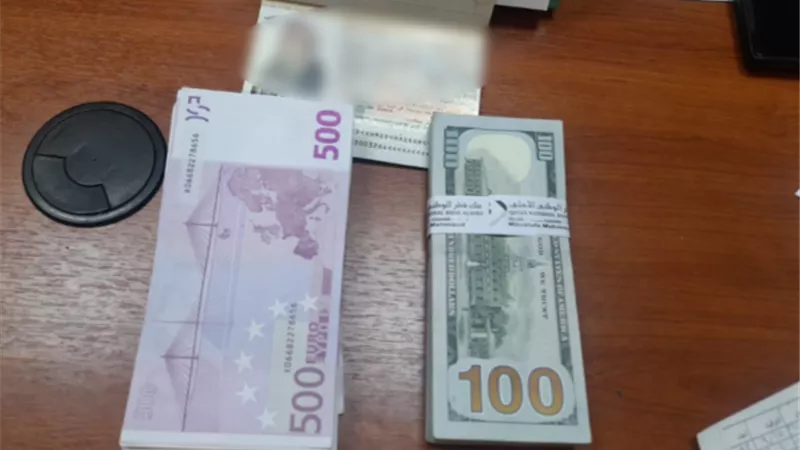 ضبط شخصين حاولا تهريب عملات 