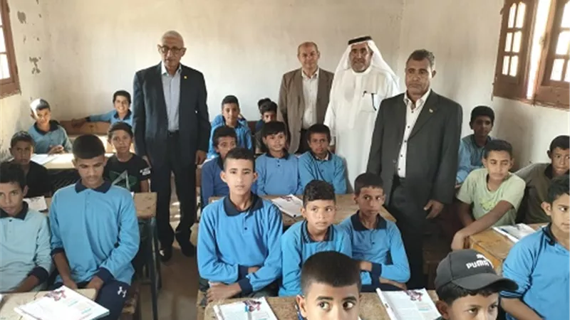 محافظ شمال سيناء يوزع الهدايا علي تلاميذ مدرسة نجع شيبانه برفح