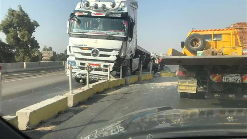 التريلا دهست الميكروباص.. وعطلت الطريق الإقليمي نزلة بنها وقويسنا