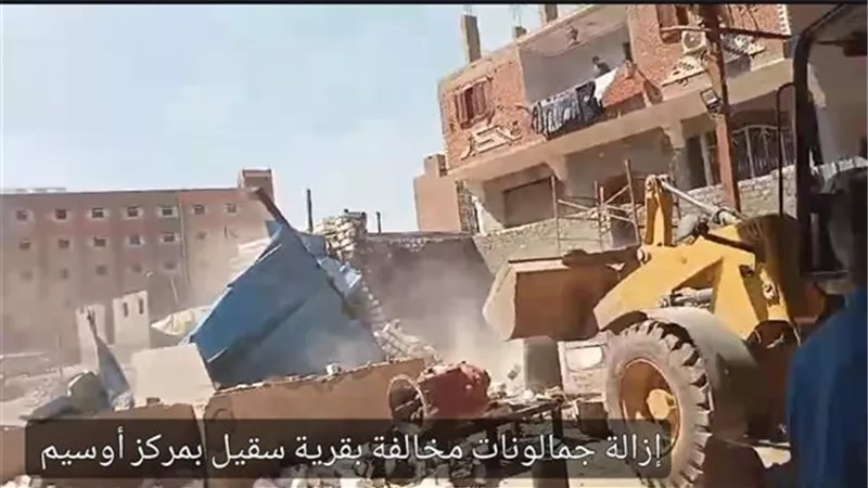 الجيزة تزيل جمالونات مخالفة بمركز أوسيم