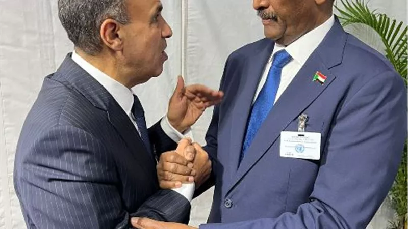 وزير الخارجية والهجرة يلتقي رئيس المجلس السيادي السوداني
