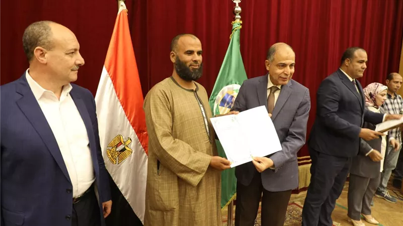 محافظ المنيا يسلم 105 عقود تقنين ويؤكد لا تراجع عن سحب الأراضي
