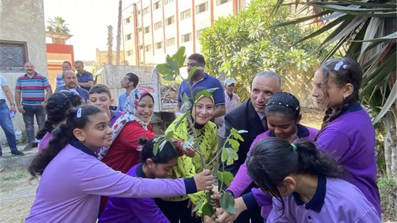 رئيسة الحى تشارك الطلاب زراعة الاشجاربالمدارس