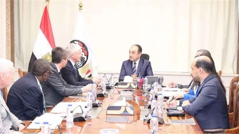 وزير قطاع الأعمال يبحث مع وفد البنك الدولي تعزيز التعاون المشترك