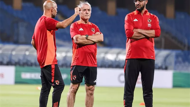 محاضرة فنية للاعبي للأهلي قبل مواجهة الزمالك في السوبر الإفريقي