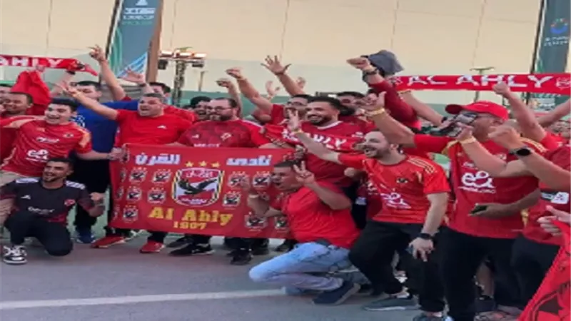فيديو .. جماهير الأهلي حاضرة بقوة فى الرياض قبل انطلاق السوبر