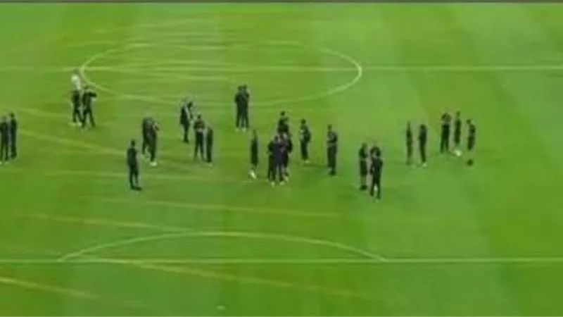 الاعبين والجهاز الفني للأهلي يتفقدون ملعب المملكة أرينا قبل لقاء