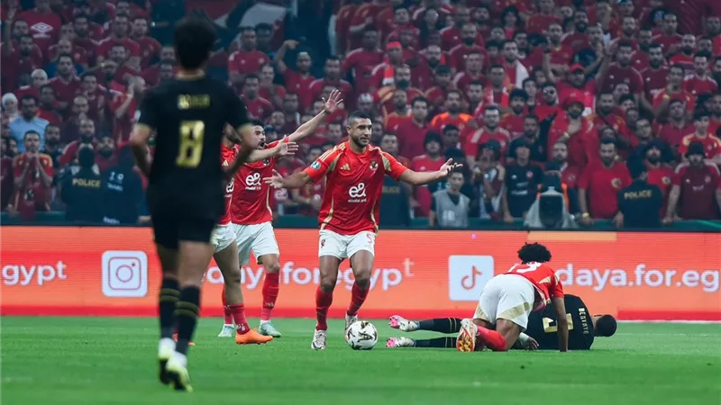 شاهد .. لاعبو الزمالك يرفعون كأس السوبر الإفريقى