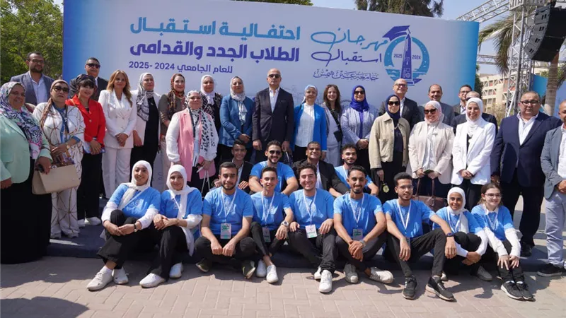 رئيس جامعة عين شمس يشهد تحية العلم خلال استقبال العام الجامعي الجديد