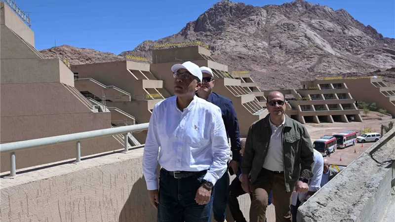 مدبولى يتفقد مشروع الفندق الجبلي المُطل على دير سانت كاترين
