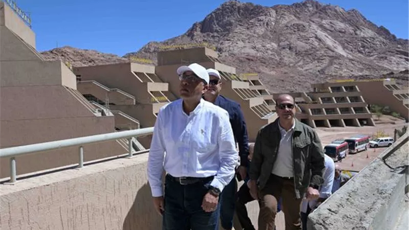 رئيس الوزراء يتفقد مشروع الفندق الجبلي المُطل على دير سانت كاترين وجبل التجلي