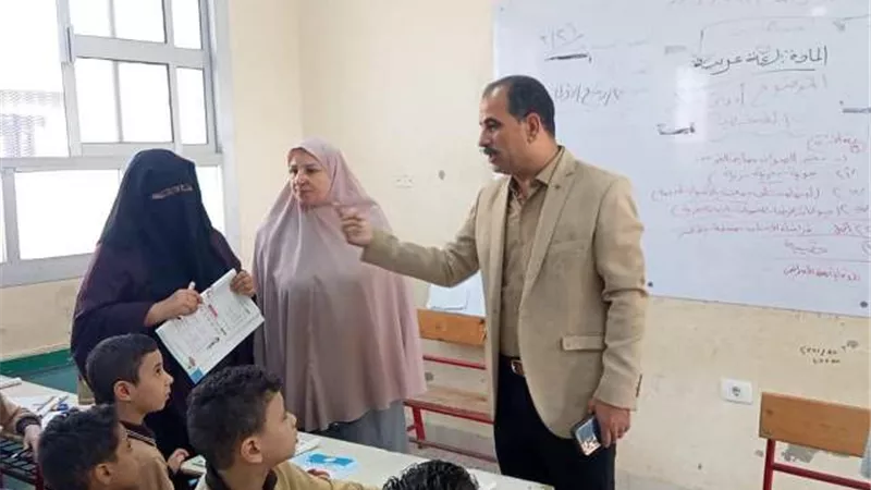 مدير تعليم الخانكة يتابع مدارس عزبة الأبيض