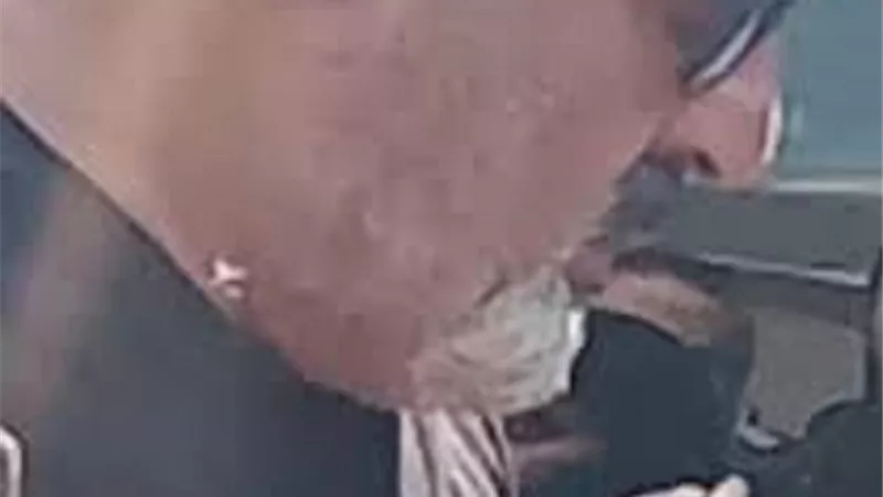 بالصور..انهيار إسماعيل فرغلي لحظة تشييع جثمان زوجته