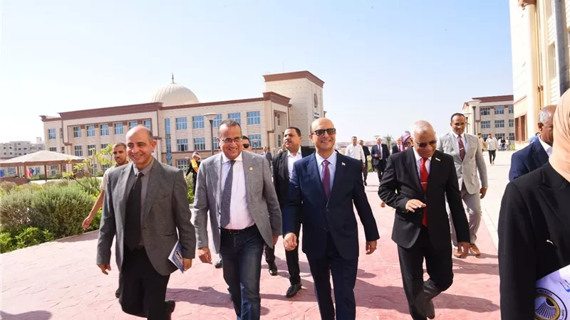 المنشاوي يشهد تحية العلم أمام المبنى الإداري بجامعة أسيوط الأهلية