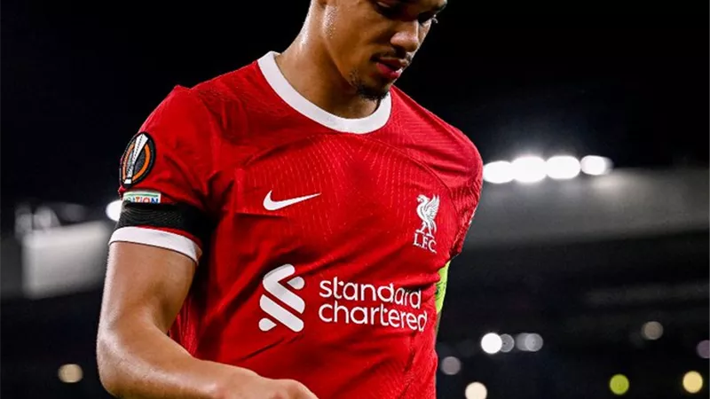 ليفربول ضد ولفرهامبتون .. بطاقة صفراء أولى من نصيب ترينت أرنولد