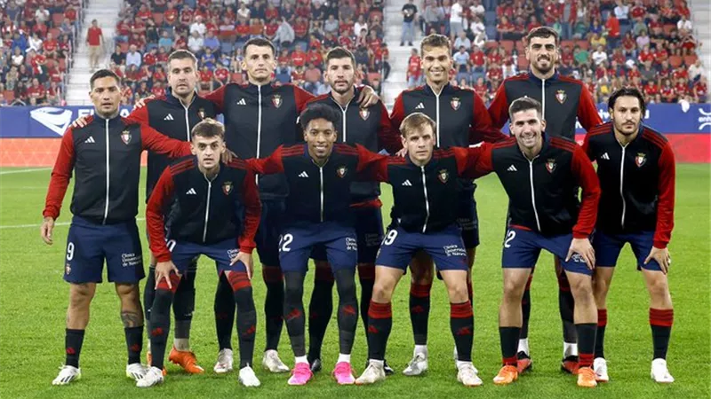 رأسية بوديمير تمنح أوساسونا التقدم على برشلونة .. شاهد