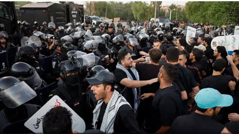آلاف المتظاهرين يحاولون اقتحام السفارة الأميركية في بغداد