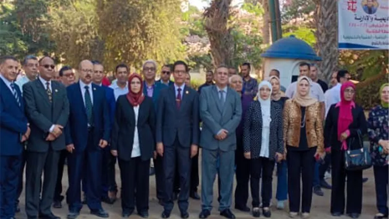 رئيس جامعة بنها يشارك طلاب كليتي الزراعة والطب البيطري تحية العلم