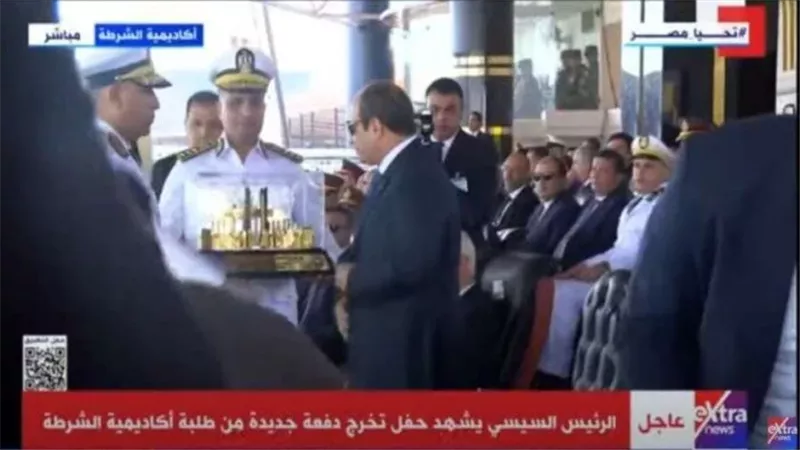 رئيس أكاديمية الشرطة يقدم هدية تذكارية للرئيس السيسي