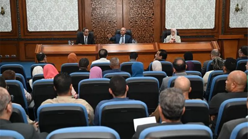 الوزير يبحث مع محافظ ومستثمري قنا تحديات المناطق الصناعية