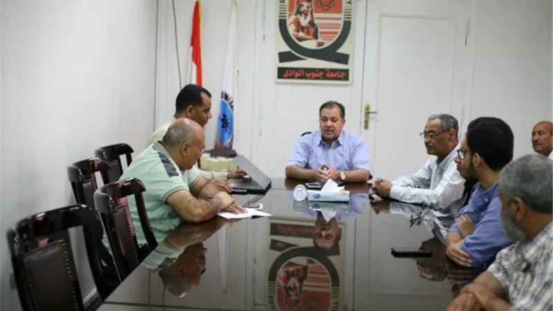 رئيس جامعة جنوب الوادي يتابع تطبيق مستحقاتى