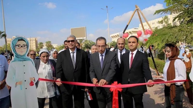 رئيس جامعة الفيوم يشارك الطلاب تحية العلم