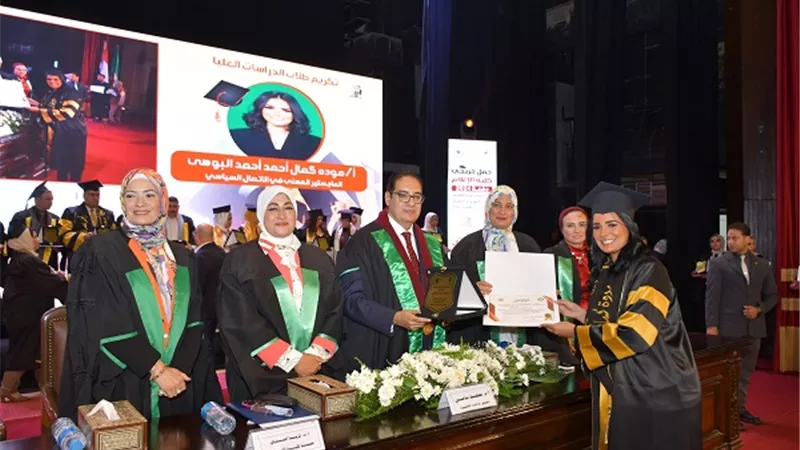 رئيس جامعة القاهرة يشهد احتفالية تخرج دفعة 2024 بكلية الإعلام
