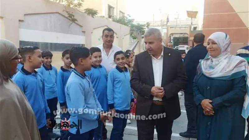 مدير تعليم دمياط يفاجئ مدارس الزرقا ويشيد بمستوى الطلبة التعليمي