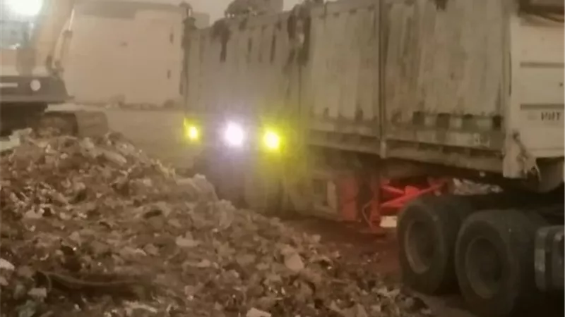 رفع 600 طن مخلفات بلديه و مخلفات هدم بالمقلب العشوائى داخل مدينه نبروه