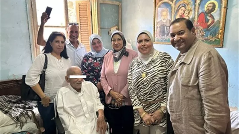 التضامن ومنظومة الشكاوى تنجحان في توفير كرسي متحرك لمُعمر وتمكينه من اختبار محو الأمية