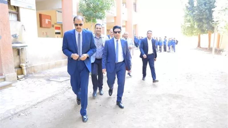 محافظ سوهاج يفاجئ عددا من المدارس والمصالح الحكومية