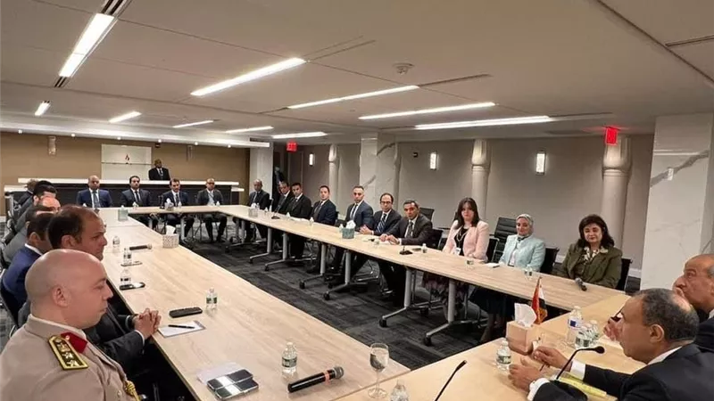 وزير الخارجية يلتقي أعضاء بعثة مصر الدائمة بالأمم المتحدة