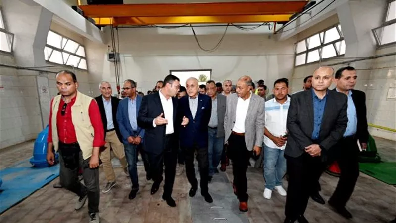 وزير الإسكان ومحافظ الأقصر يتابعان محطة تنقية مياه الشرب بـ طيبة