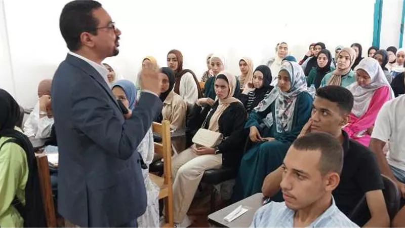 عميد المعهد الفنى الصحى بقنا يتفقد معسكر الطلاب الجدد