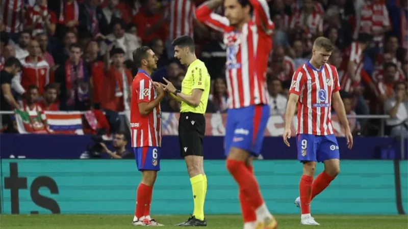 بسبب أعمال الشغب.. توقف مباراة الديربى بين أتلتيكو وريال مدريد