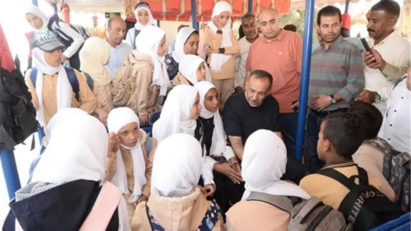 محافظ أسيوط يتابع نقل الطلاب إلى مدارسهم بالأتوبيس النهري بالمجان